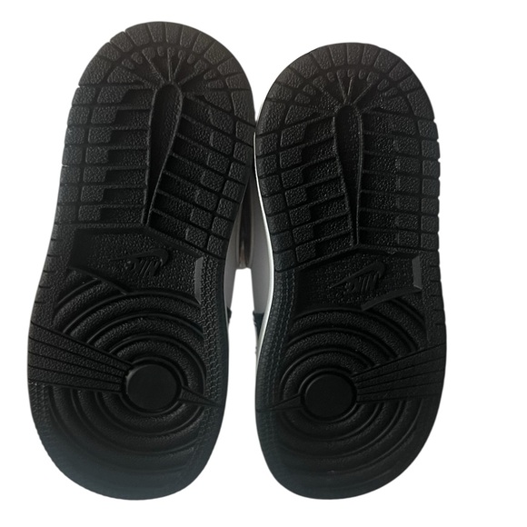 NEW Nike Kids Black and Gold Sneakers - Picture 4 of 4